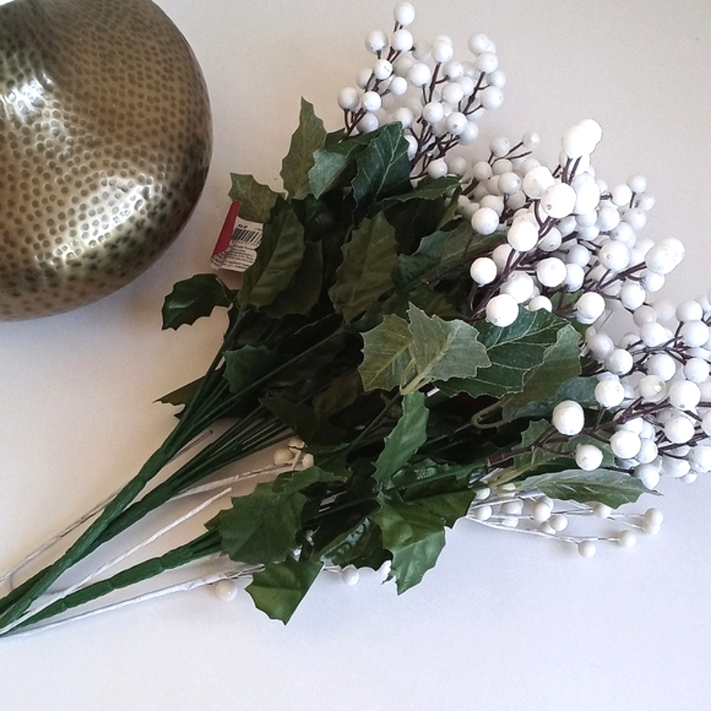 5x Bloom Artificial White Berry Stems  Bouquet Green Leaves Holiday Home Accents